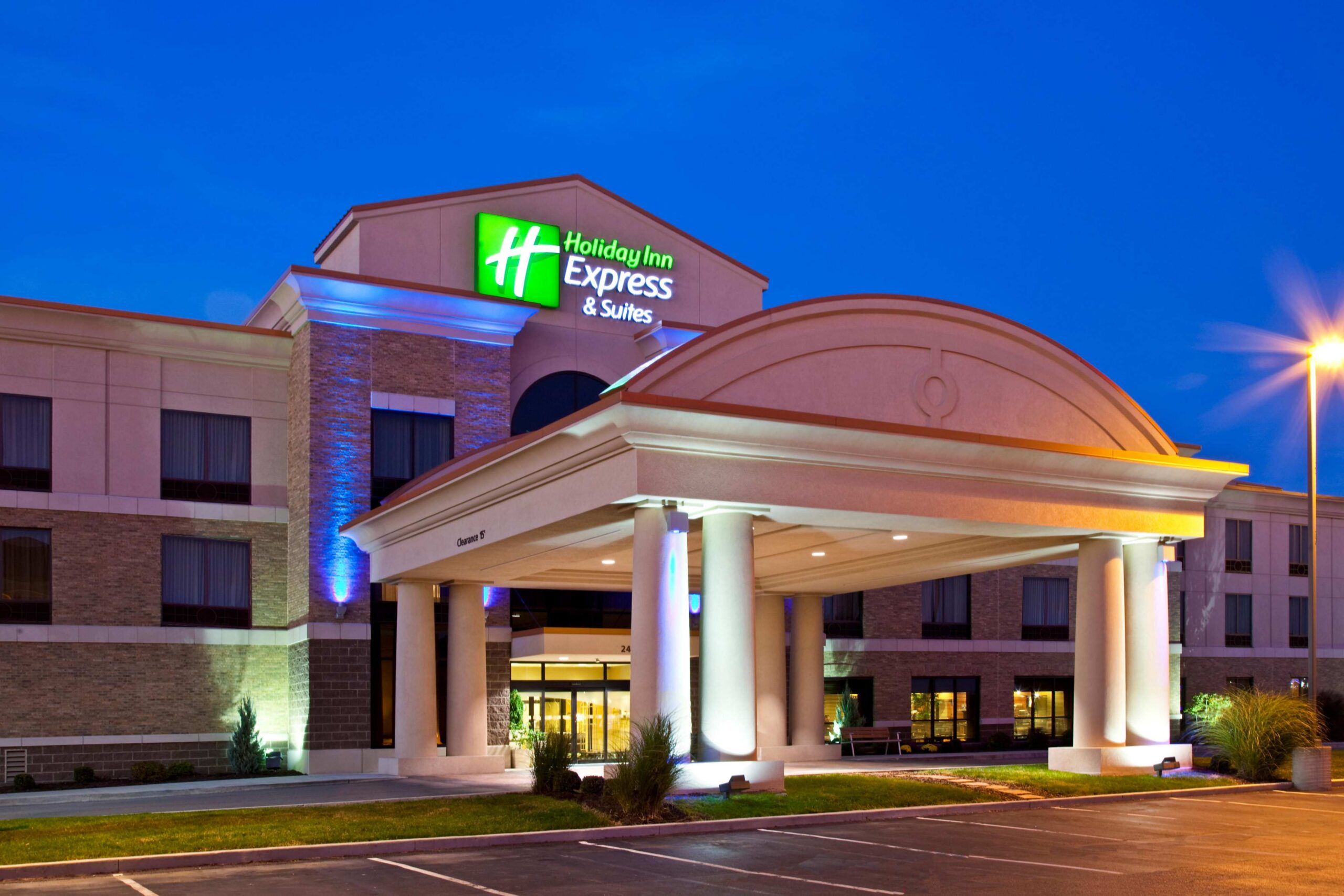 Exterior Entrance of Holiday Inn Express & Suites